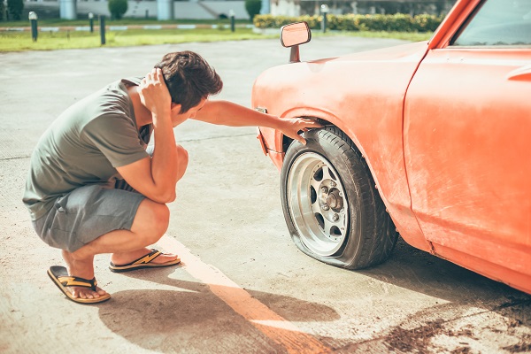 車両保険でタイヤのパンクや盗難は補償してもらえる 自動車保険一括見積もり